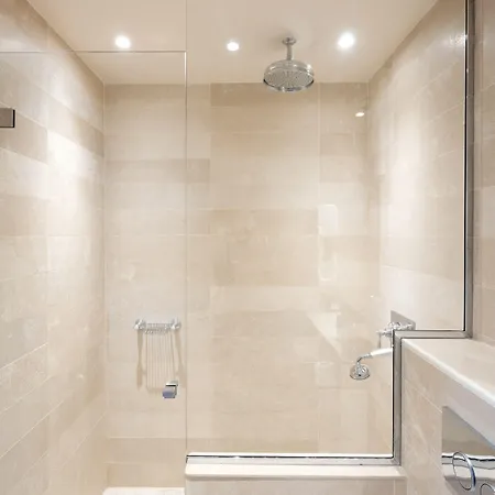 Saint-louis Pigalle Париж